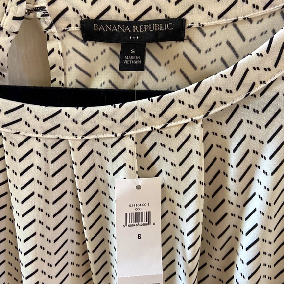 NWT BR Factory cream with black designs top - Picture 3 of 4